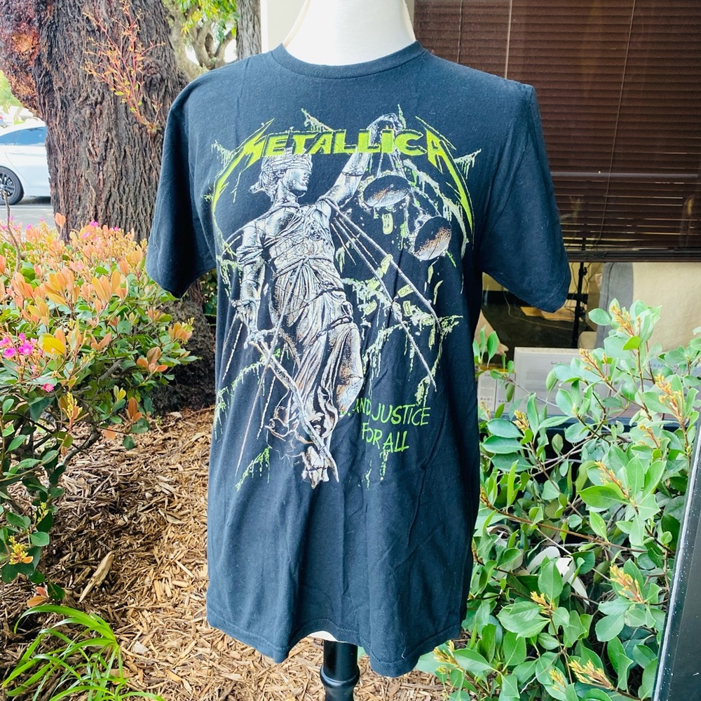 Metallica - concert/graphic tee in size Large